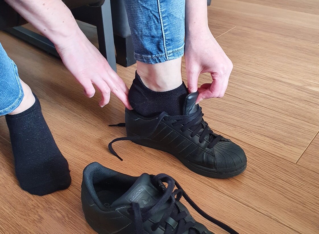 Skafit casual zwarte footies aantrekken