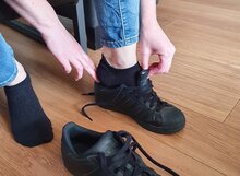 Skafit casual zwarte footies aantrekken