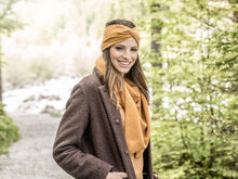 Vrouw draagt hoofdband en warme sjaal