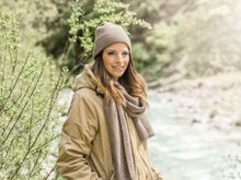 Vrouw draag Fellhof muts Dachstein en sjaal Attersee kleur aarde