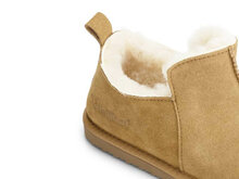 Detail achterkant Rhino pantoffel lichtbruin gevoerd met merinowol