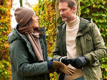 man en vrouw dragen trend handschoen bruin en nappalan handschoen zwart