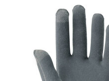 Detail vingers skafit zilverhandschoen grijs