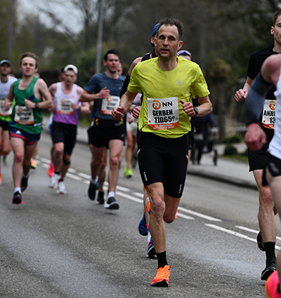 Gerben naar een toptijd tijdens de marathon van Rotterdam