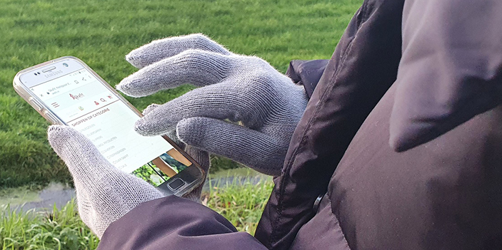 Zilverhandschoenen tegen koude handen tijdens het werk