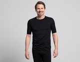 Thermoshirt zwart met korte mouwen op model